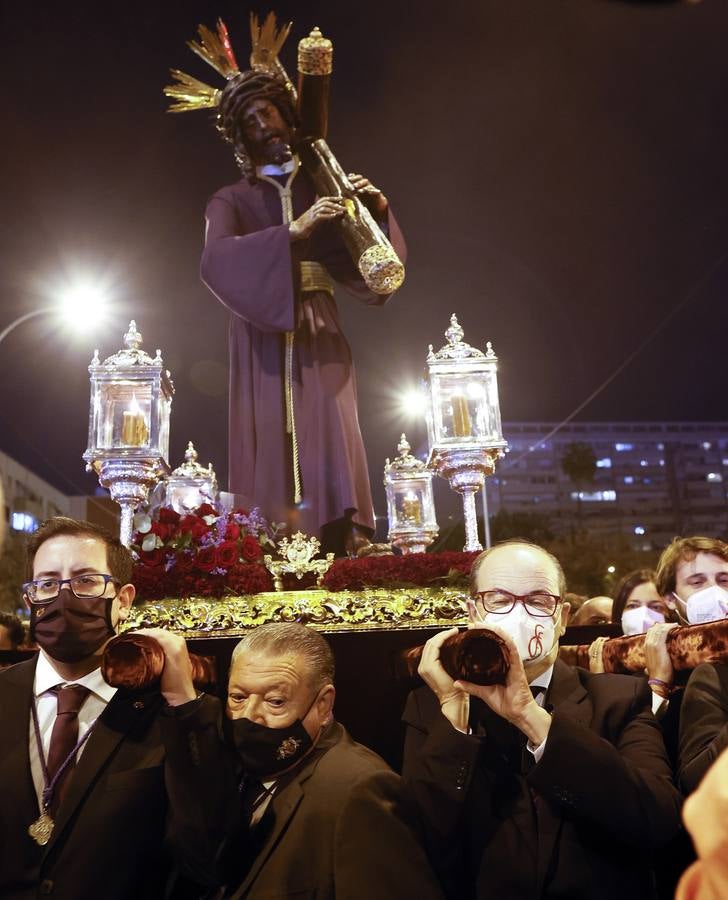 En imágenes, el Gran Poder ilumina los callejones del Centro