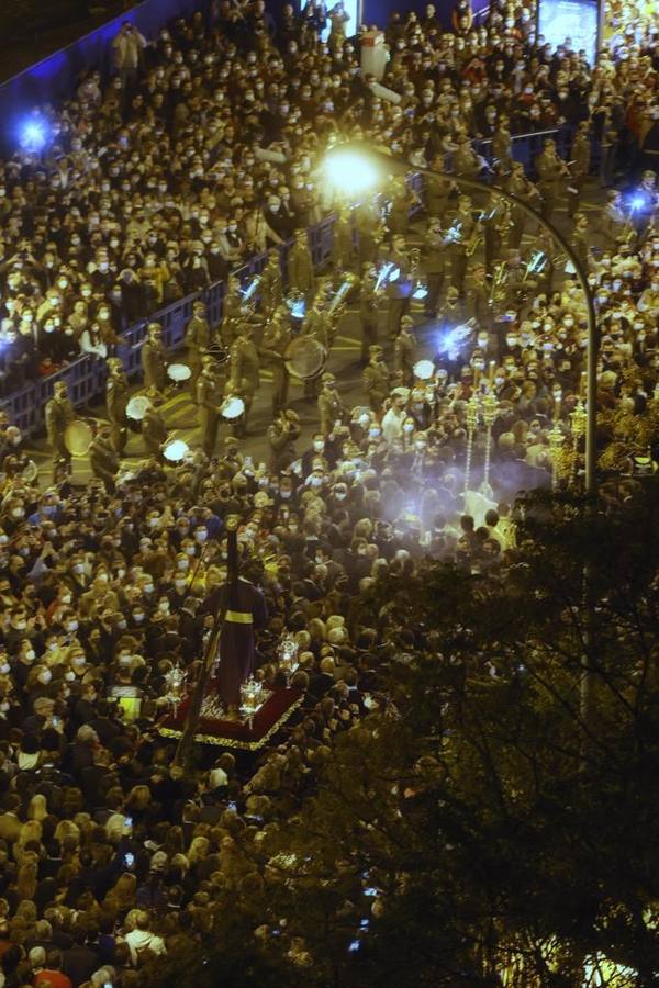 Una marea de fieles acompaña al Gran Poder por San Bernardo