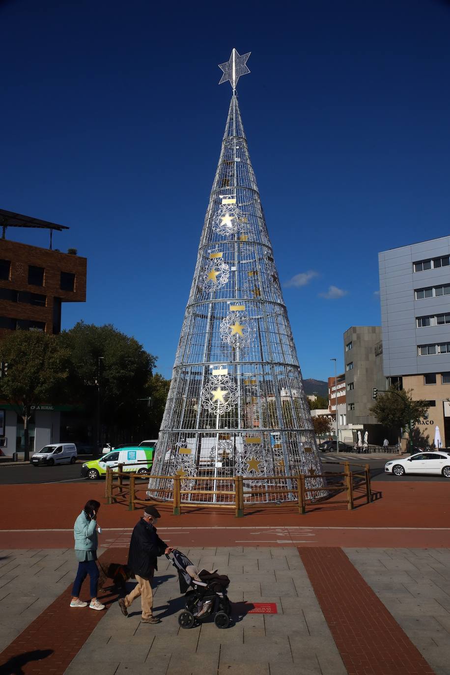 Córdoba se prepara ya para la Navidad con la instalación del alumbrado, en imágenes