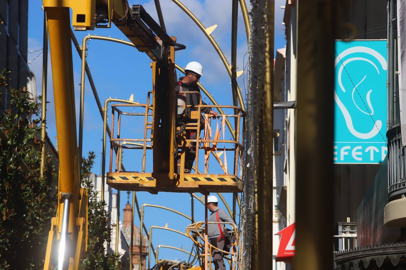 Córdoba se prepara ya para la Navidad con la instalación del alumbrado, en imágenes