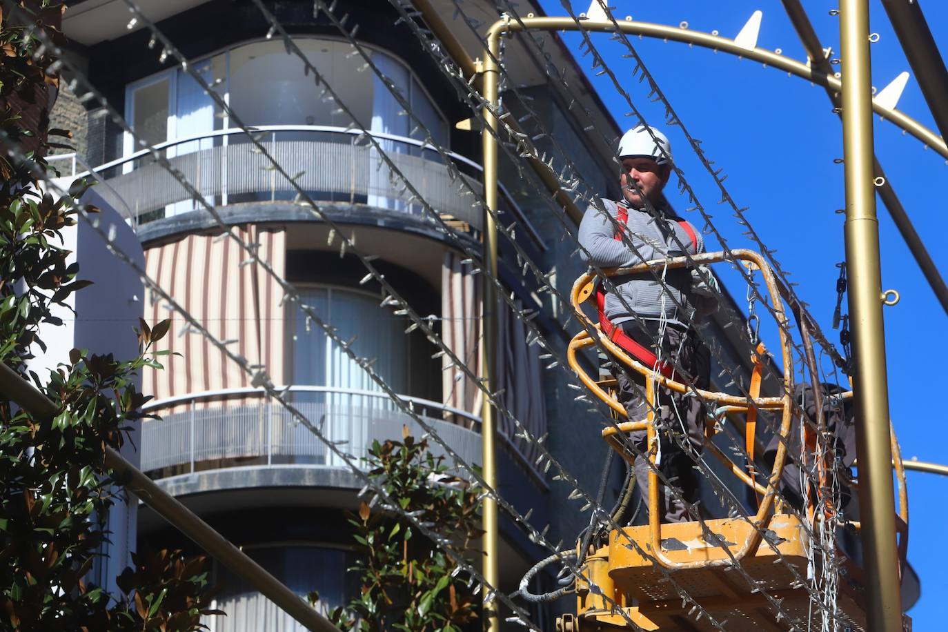 Córdoba se prepara ya para la Navidad con la instalación del alumbrado, en imágenes