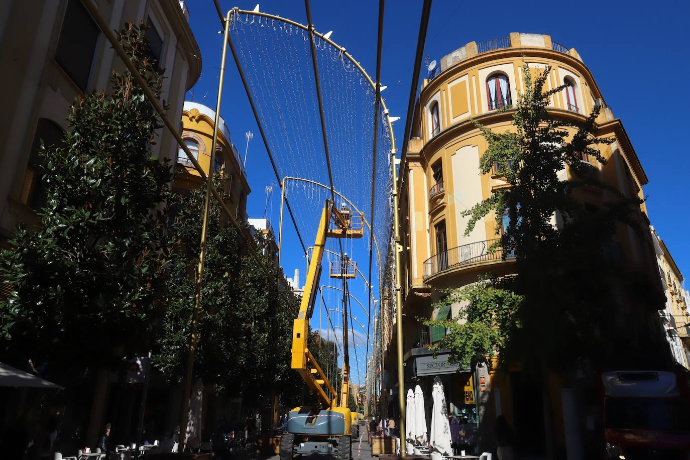 Córdoba se prepara ya para la Navidad con la instalación del alumbrado, en imágenes