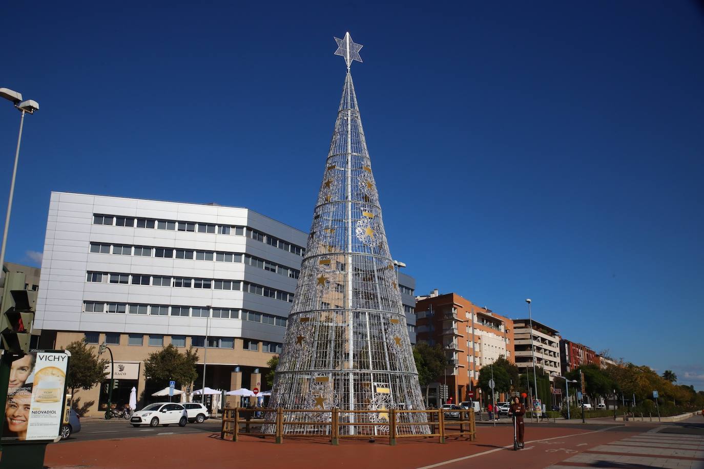 Córdoba se prepara ya para la Navidad con la instalación del alumbrado, en imágenes