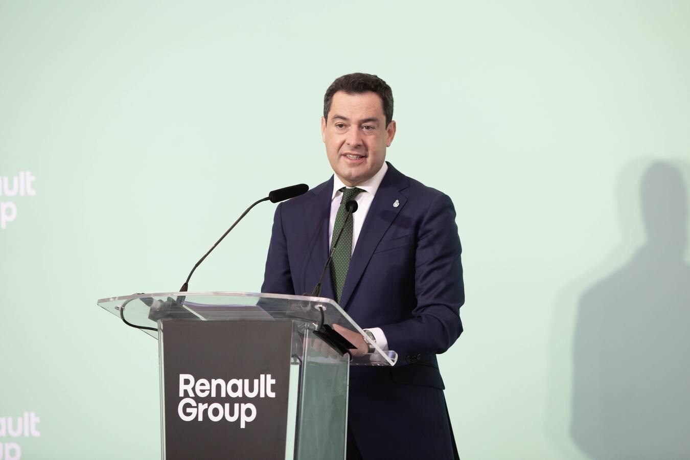 En imágenes, la visita de Juanma Moreno a Renault