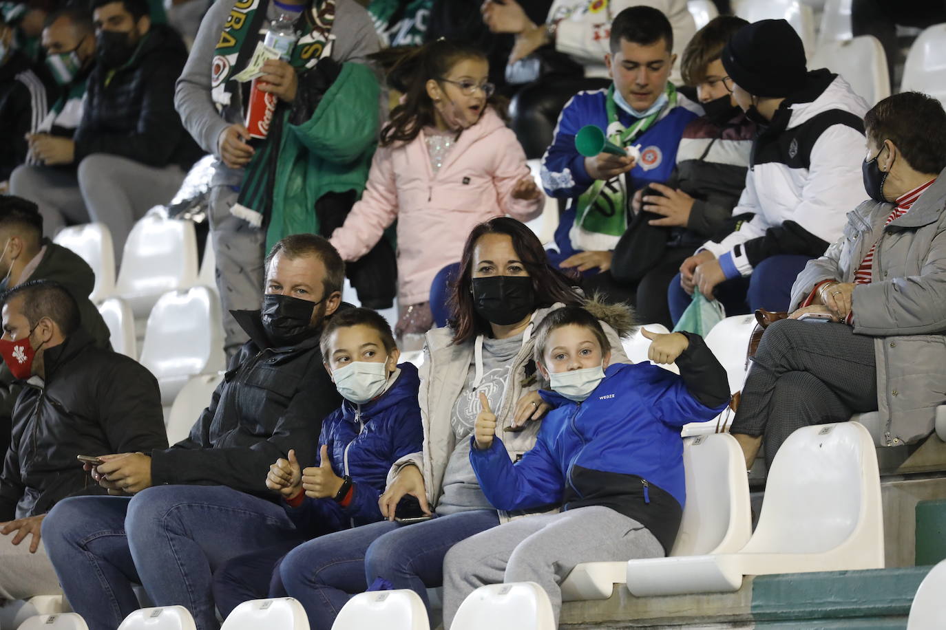 Córdoba-Montijo: el ambiente en las gradas de El Arcángel, en imágenes