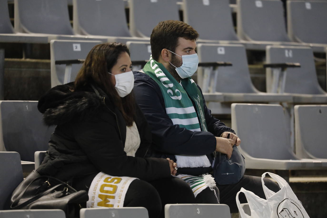 Córdoba-Montijo: el ambiente en las gradas de El Arcángel, en imágenes