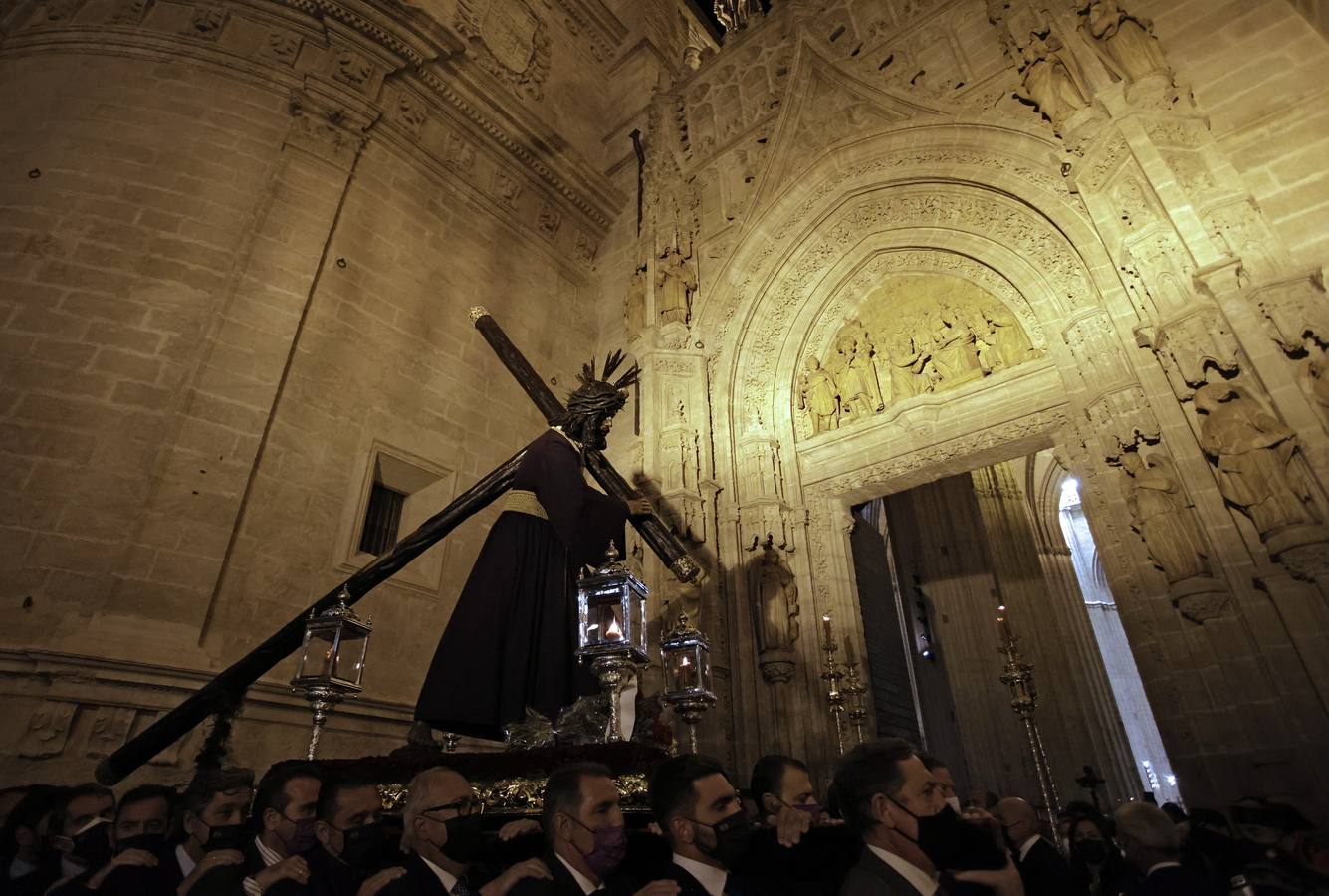 En imágenes, ecos antiguos de miserere reciben al Gran Poder en la Catedral