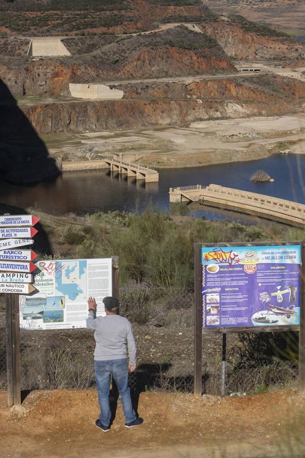 La sequía en el pantano de La Breña de Córdoba, en imágenes