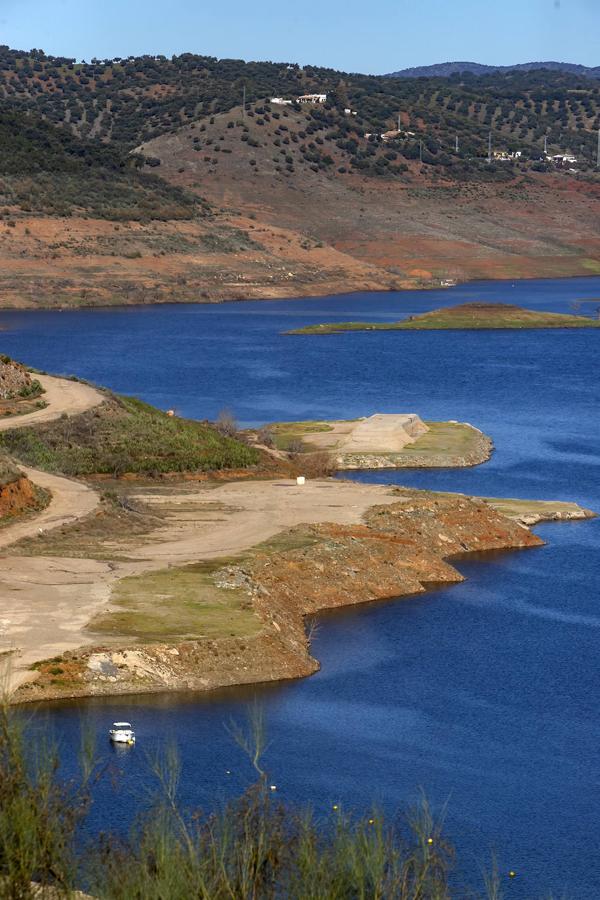 La sequía en el pantano de La Breña de Córdoba, en imágenes