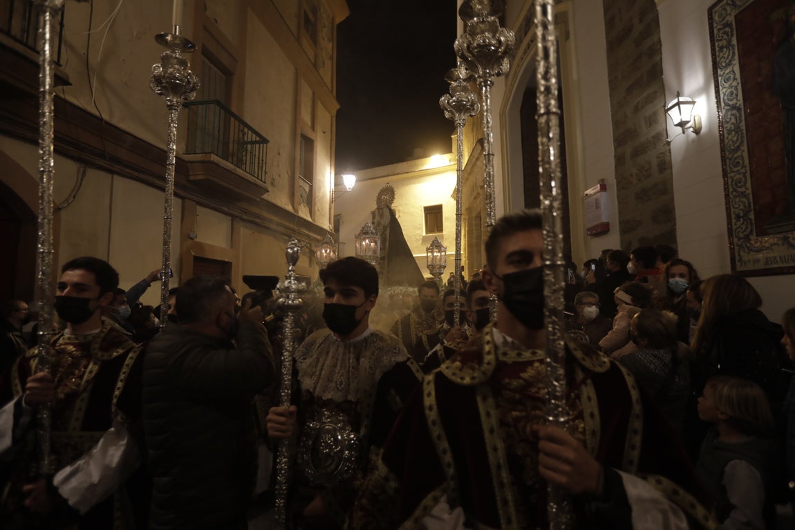 En imágenes: María Santísima de los Dolores recorre el barrio de Santa María