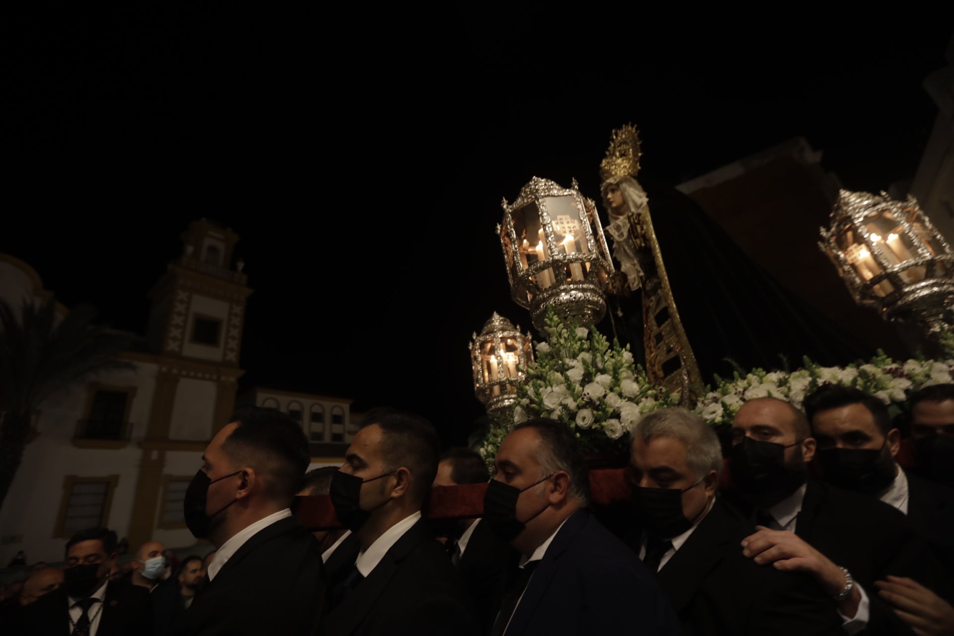 En imágenes: María Santísima de los Dolores recorre el barrio de Santa María