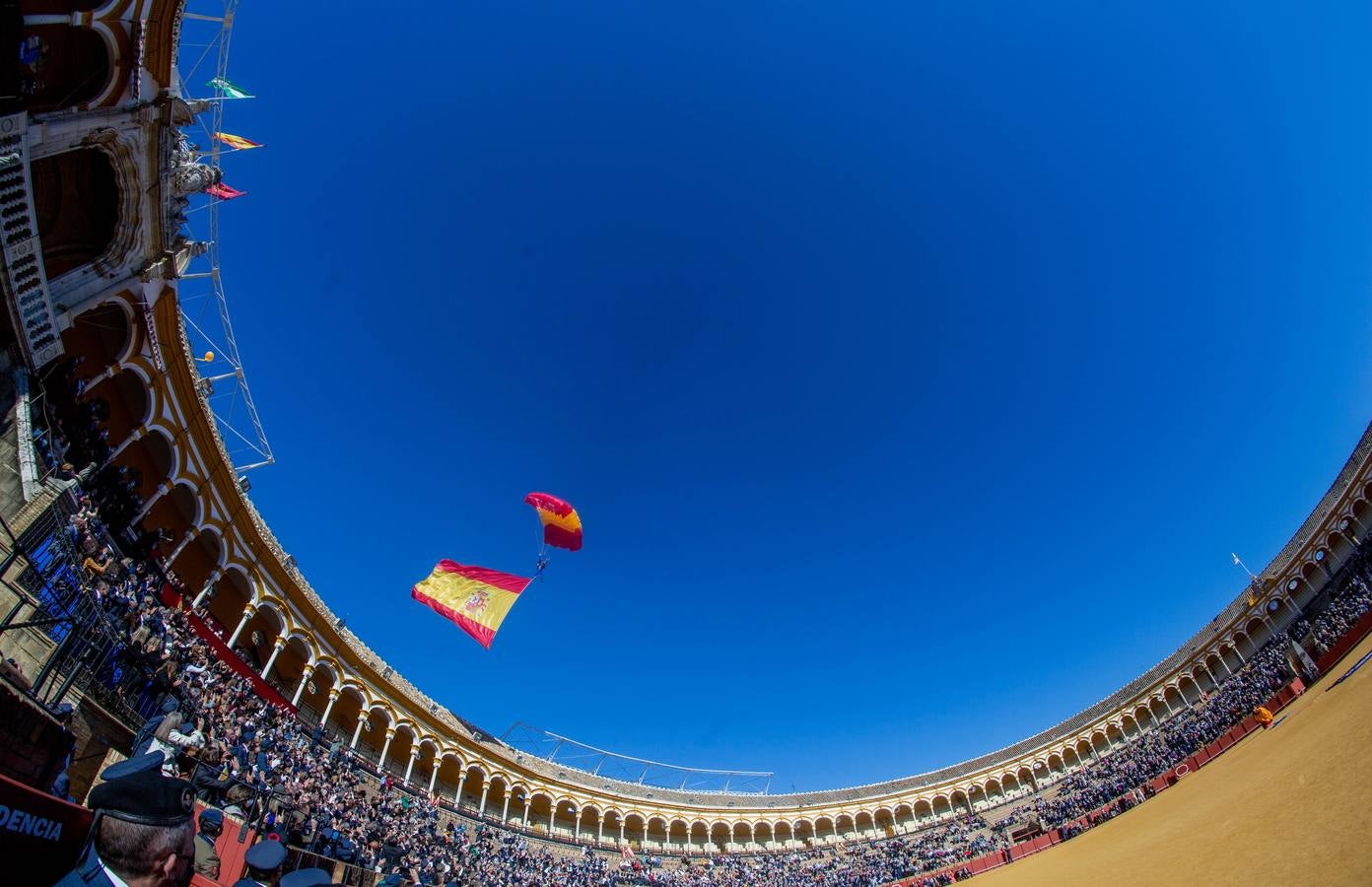 Jura de bandera en la plaza de toros de la Maestranza de Sevilla