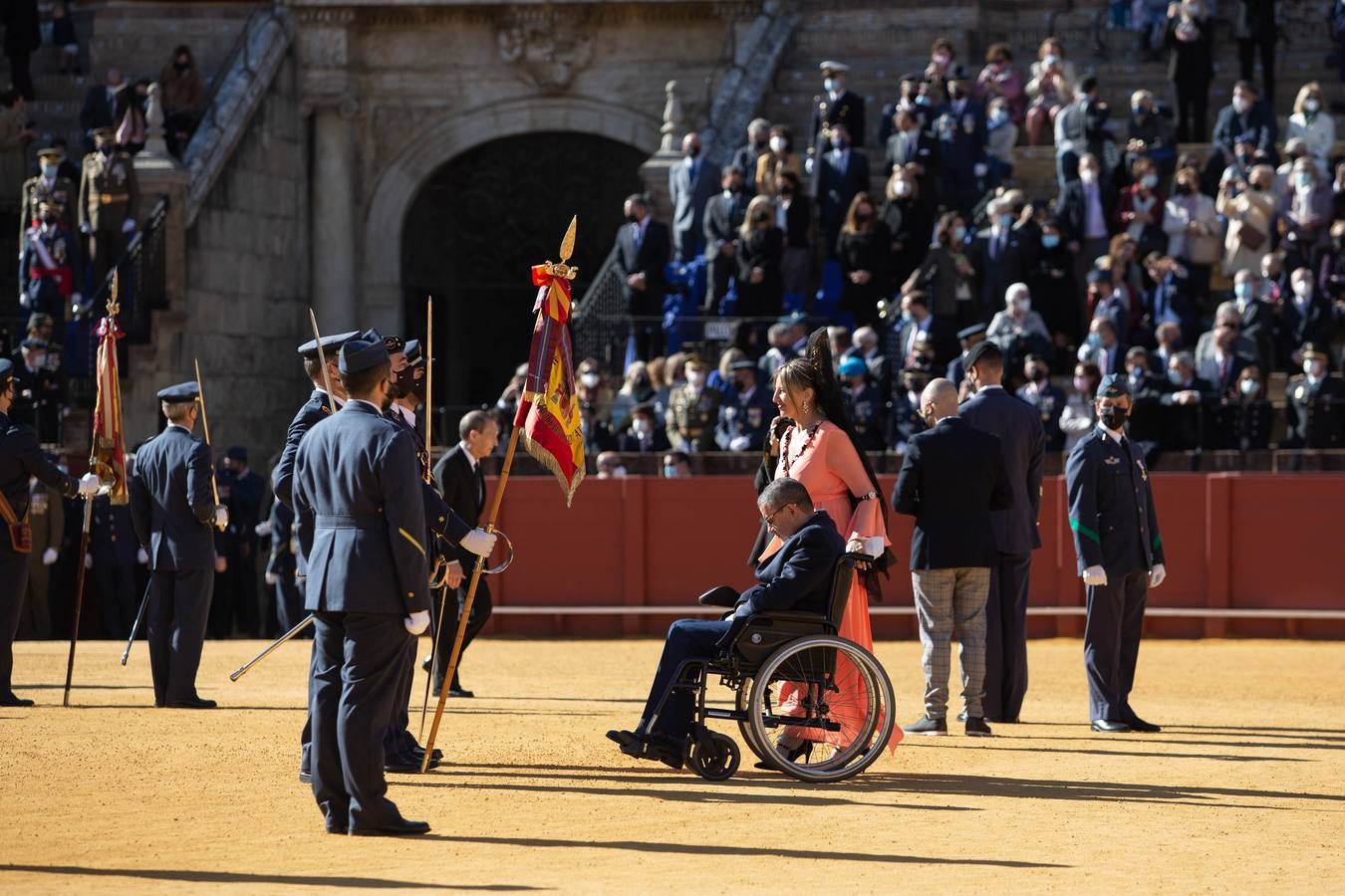 Jura de bandera en la plaza de toros de la Maestranza de Sevilla