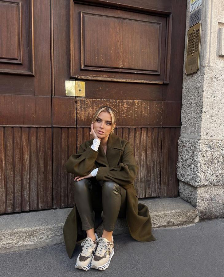 Un color que fácil de combinar. Igual de favorecedor para rubias y morenas. Para quien lo lleva en su versión completa, siempre es un acierto lucirlo con diferentes tejidos y texturas con ls que se cree un contraste.