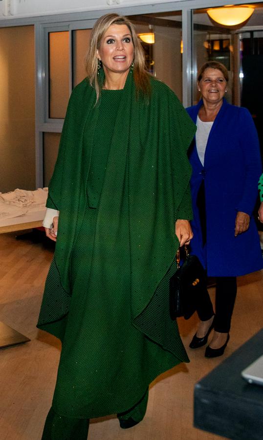 Apto para looks de día y noche. Máxima de Holanda es otra de las 'royals' que han sucumbido a este color y han sabido hacer de él una apuesta sofisticada. En su caso suele apostar por  cortes sencilos que no le roben el protagonismo al color en sí.