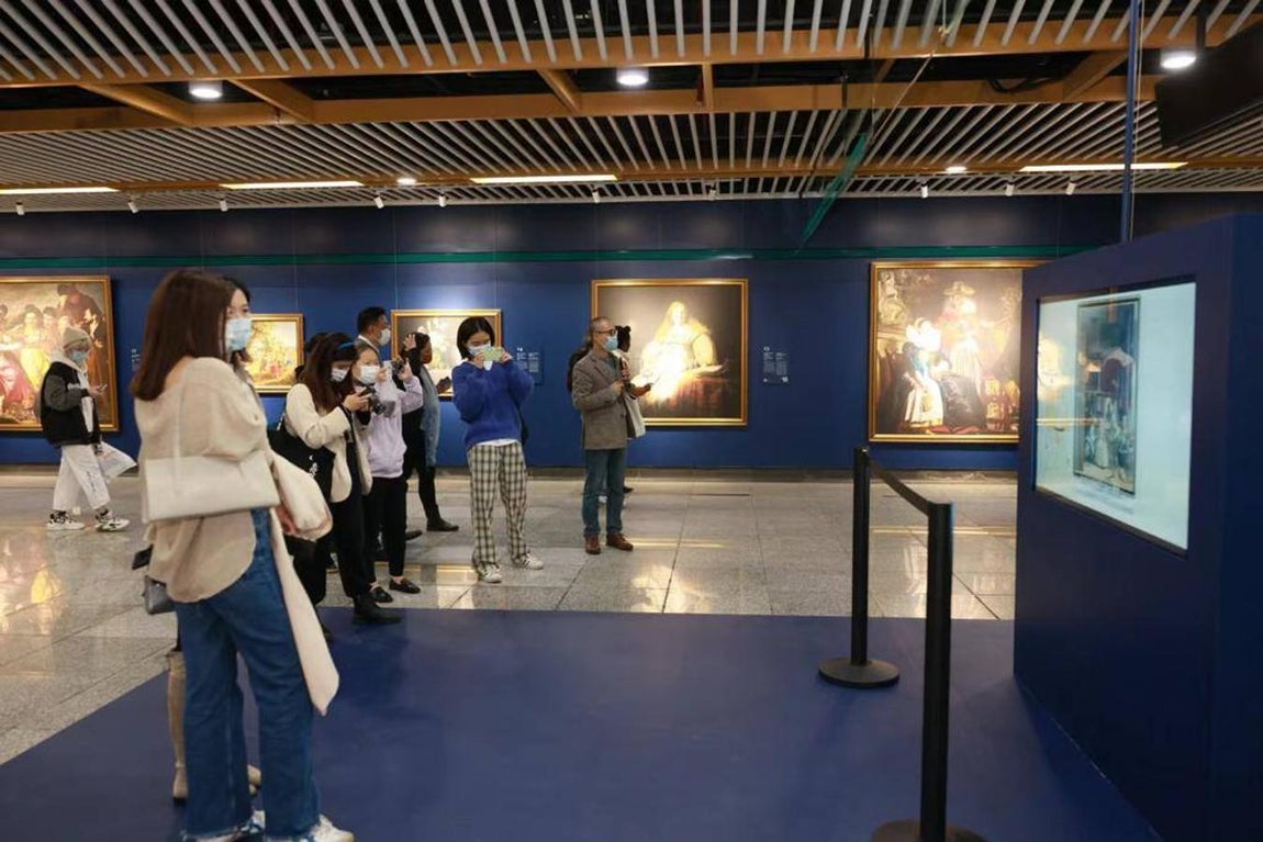 Junto a las reproducciones de las obras de arte, ordenadas cronológicamente, se proyectan una serie de vídeos que revelan datos interesantes sobre la restauración y las historias detrás de estas obras maestras