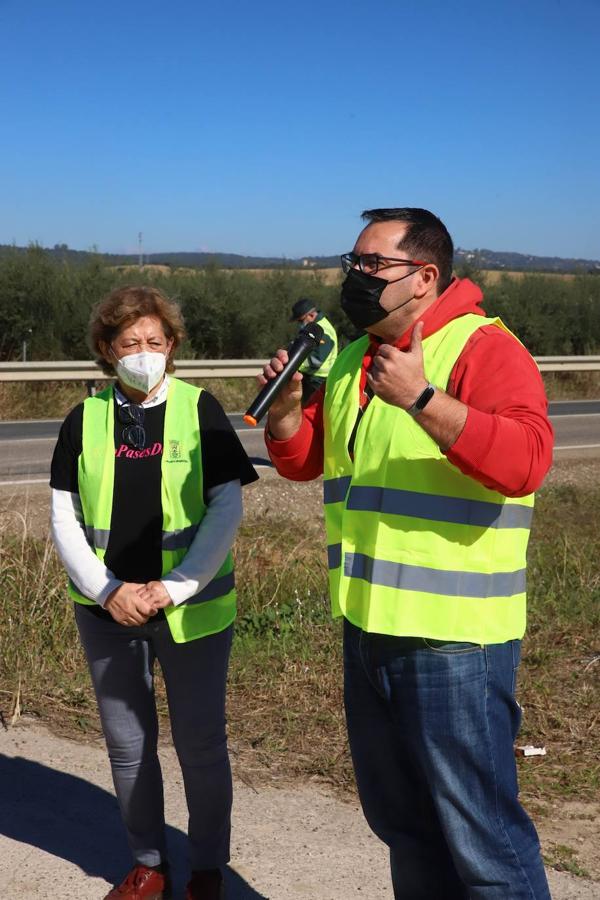 El corte de la A-431 en Almodóvar del Río por el Cercanías, en imágenes