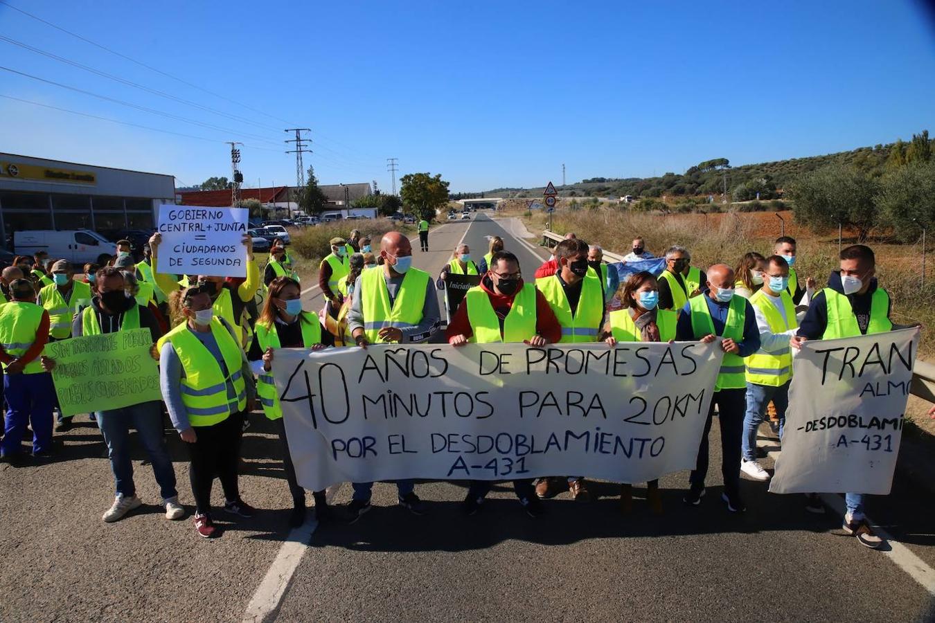 El corte de la A-431 en Almodóvar del Río por el Cercanías, en imágenes