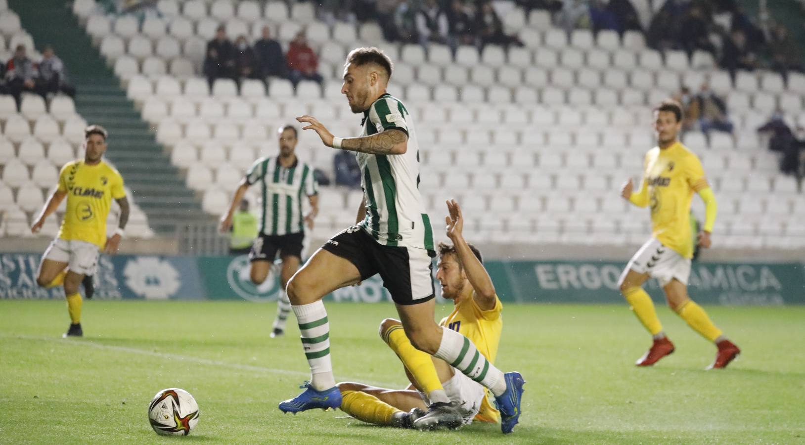 Las mejores imágenes y el ambiente en la grada del Córdoba CF - CD Ebro