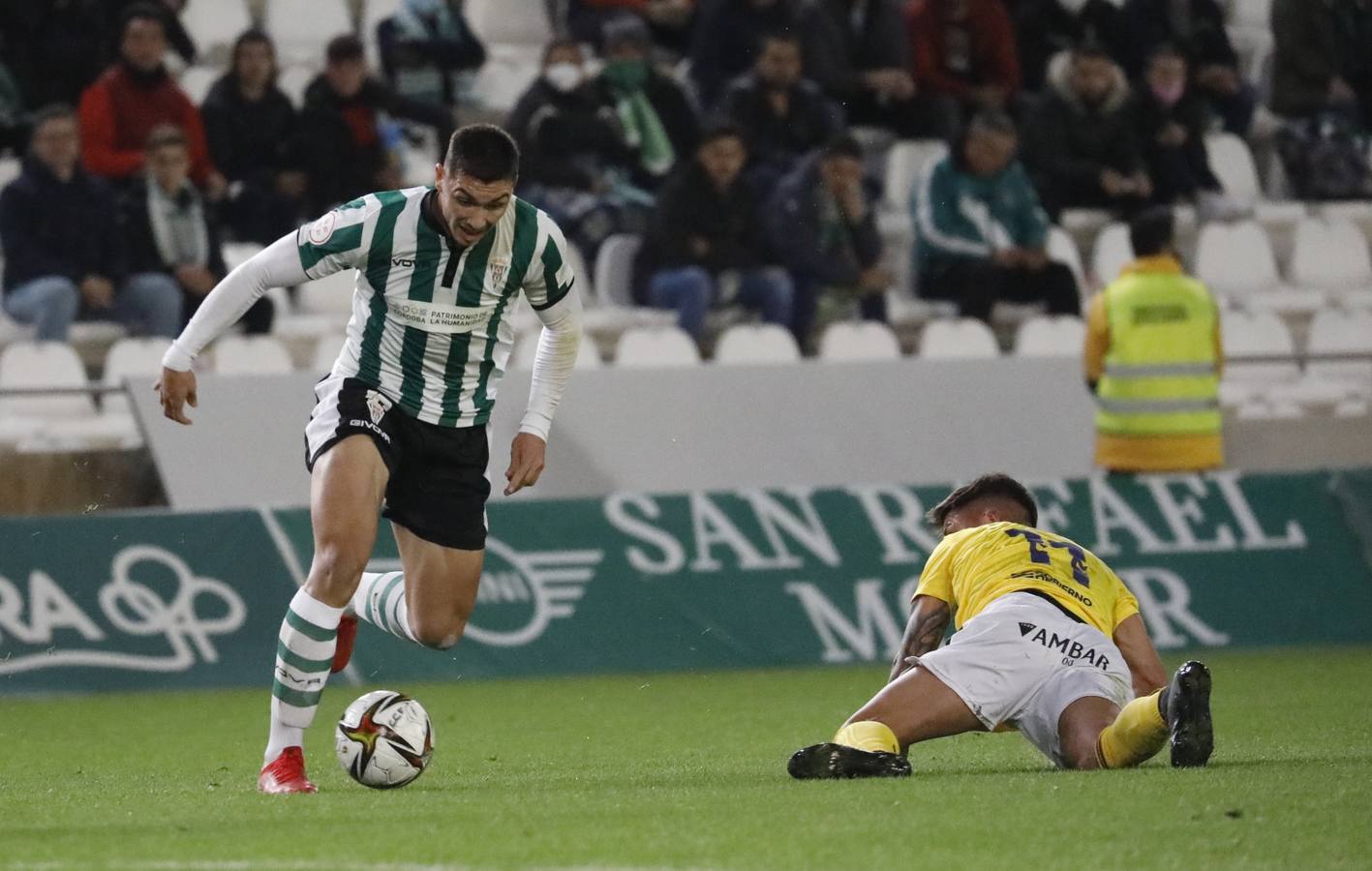 Las mejores imágenes y el ambiente en la grada del Córdoba CF - CD Ebro