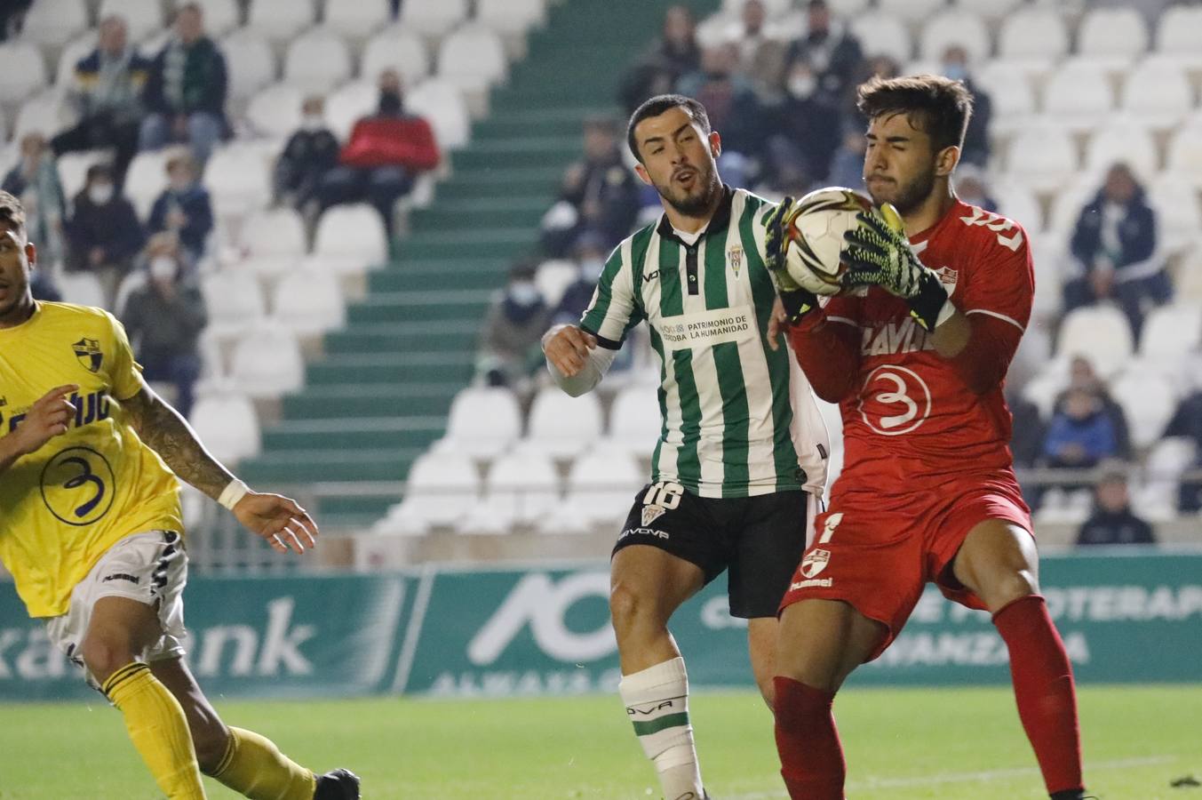 Las mejores imágenes y el ambiente en la grada del Córdoba CF - CD Ebro