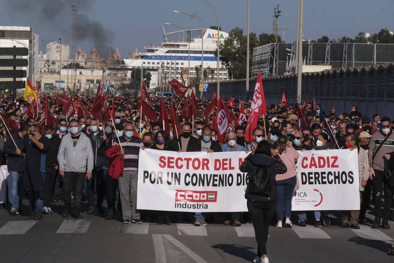 FOTOS: Los trabajadores del Metal cortan las tres principales vías de Cádiz y generan un caos de tráfico