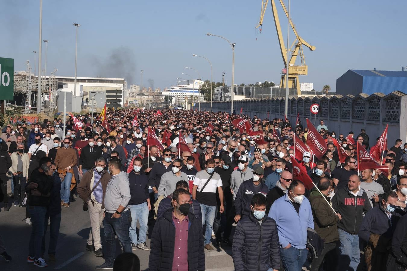 FOTOS: Los trabajadores del Metal cortan las tres principales vías de Cádiz y generan un caos de tráfico