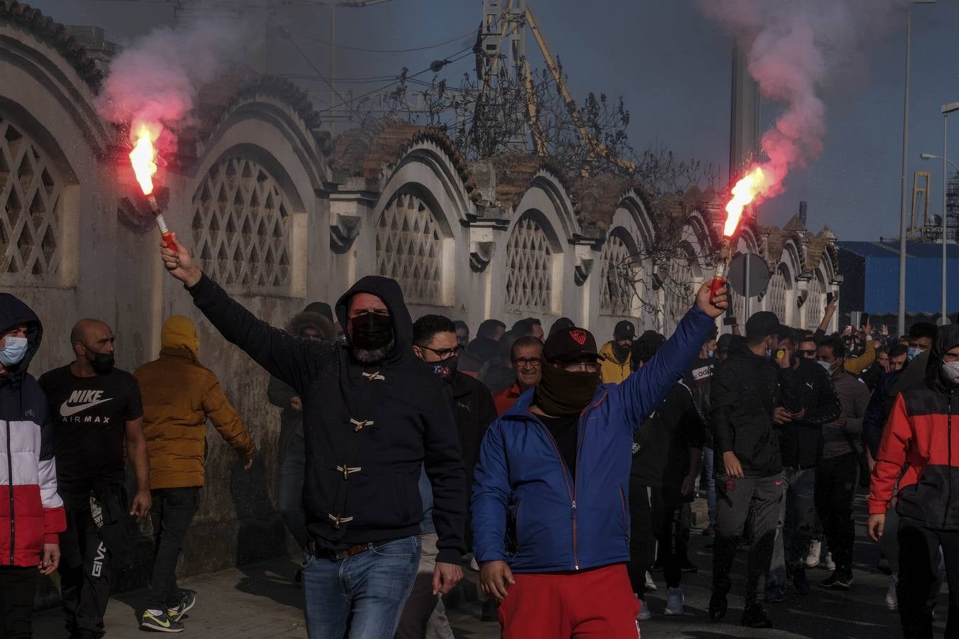 FOTOS: Los trabajadores del Metal cortan las tres principales vías de Cádiz y generan un caos de tráfico