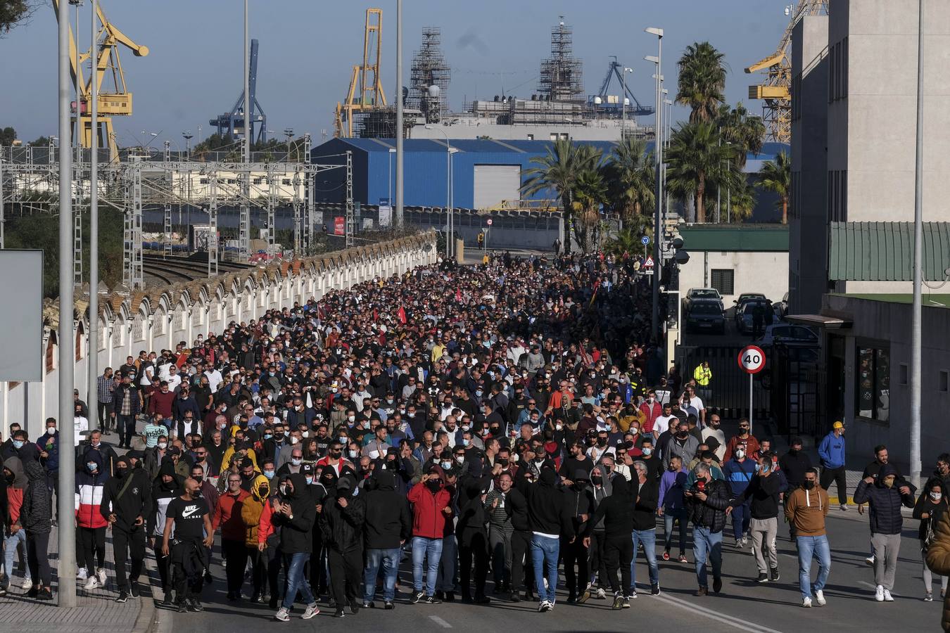 FOTOS: Los trabajadores del Metal cortan las tres principales vías de Cádiz y generan un caos de tráfico