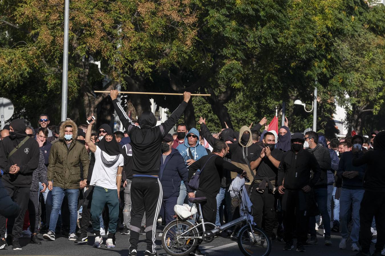 FOTOS: Los trabajadores del Metal cortan las tres principales vías de Cádiz y generan un caos de tráfico