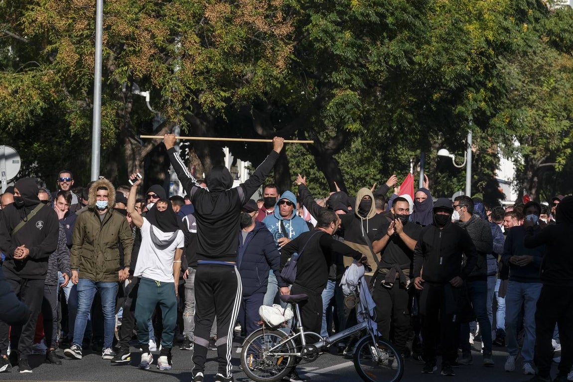FOTOS: Los trabajadores del Metal cortan las tres principales vías de Cádiz y generan un caos de tráfico