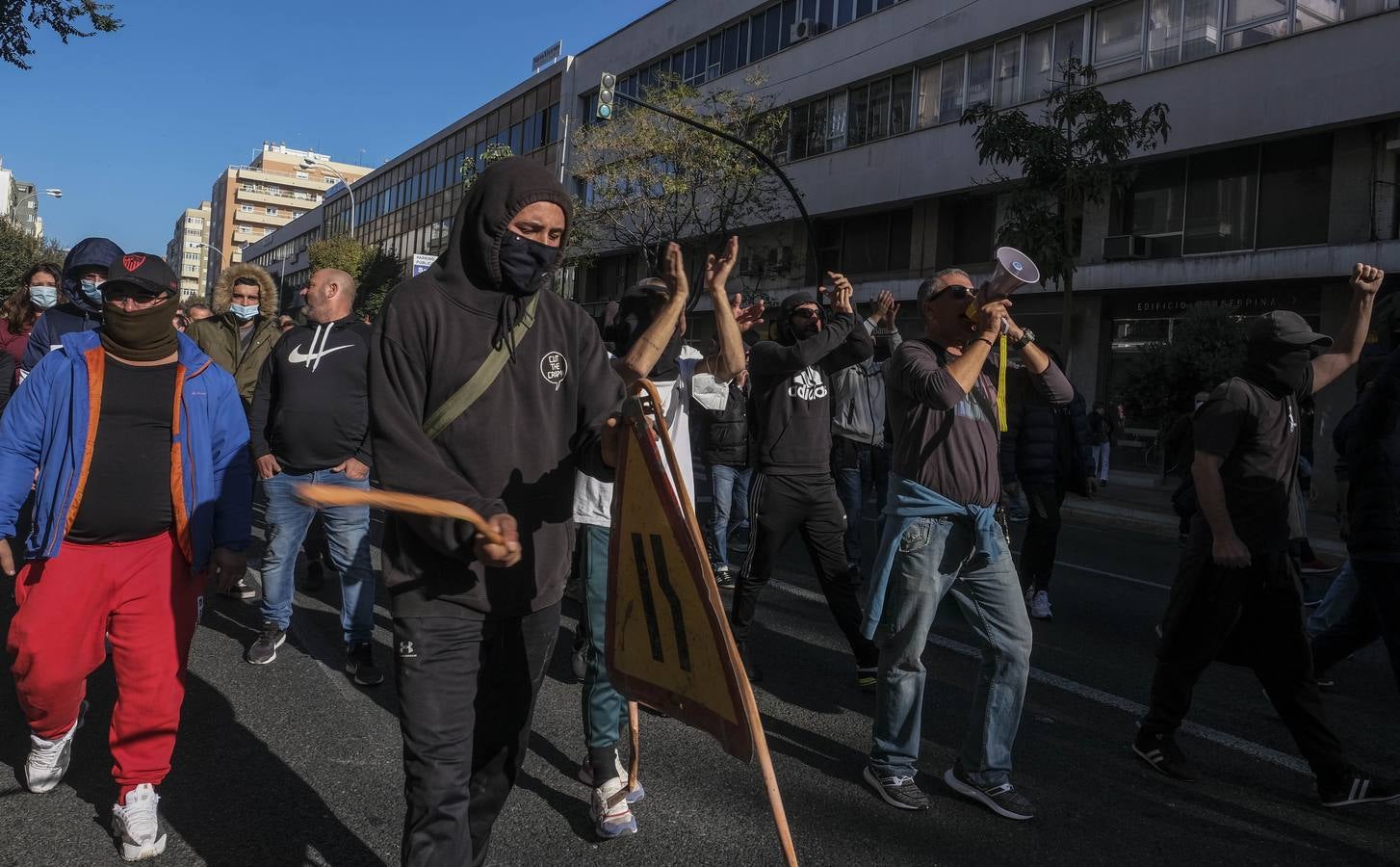 FOTOS: Los trabajadores del Metal cortan las tres principales vías de Cádiz y generan un caos de tráfico