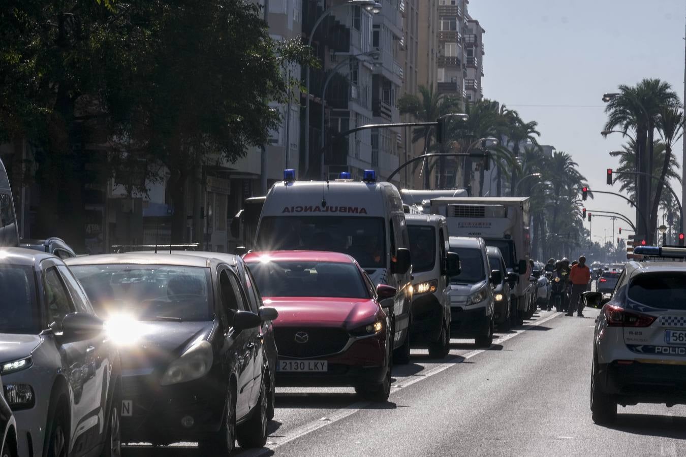 FOTOS: Los trabajadores del Metal cortan las tres principales vías de Cádiz y generan un caos de tráfico