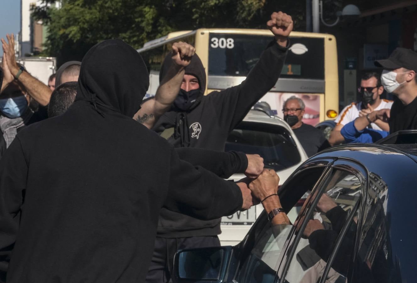 FOTOS: Los trabajadores del Metal cortan las tres principales vías de Cádiz y generan un caos de tráfico