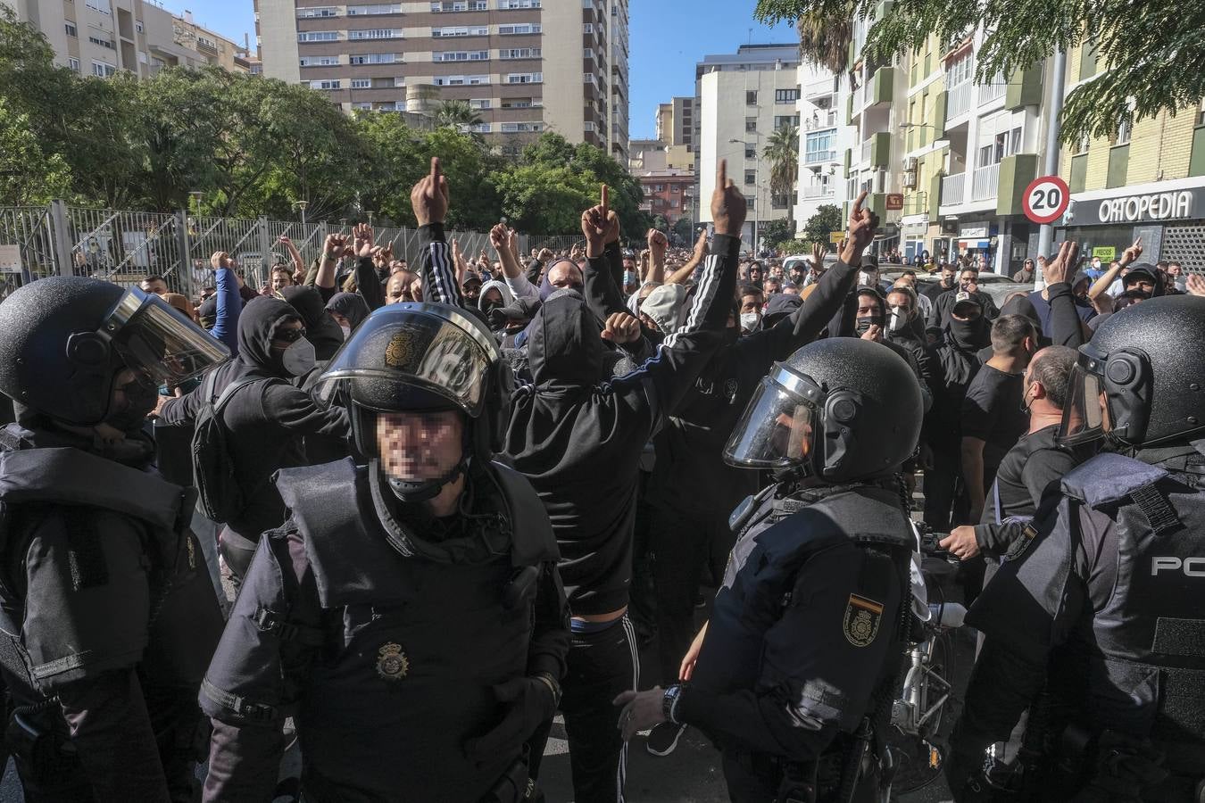 FOTOS: Los trabajadores del Metal cortan las tres principales vías de Cádiz y generan un caos de tráfico