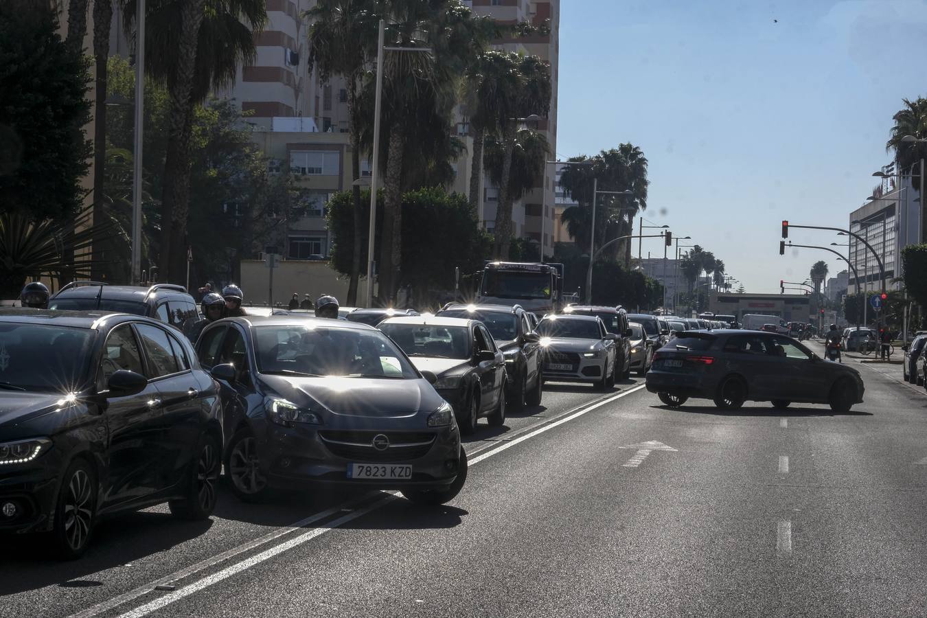 FOTOS: Los trabajadores del Metal cortan las tres principales vías de Cádiz y generan un caos de tráfico