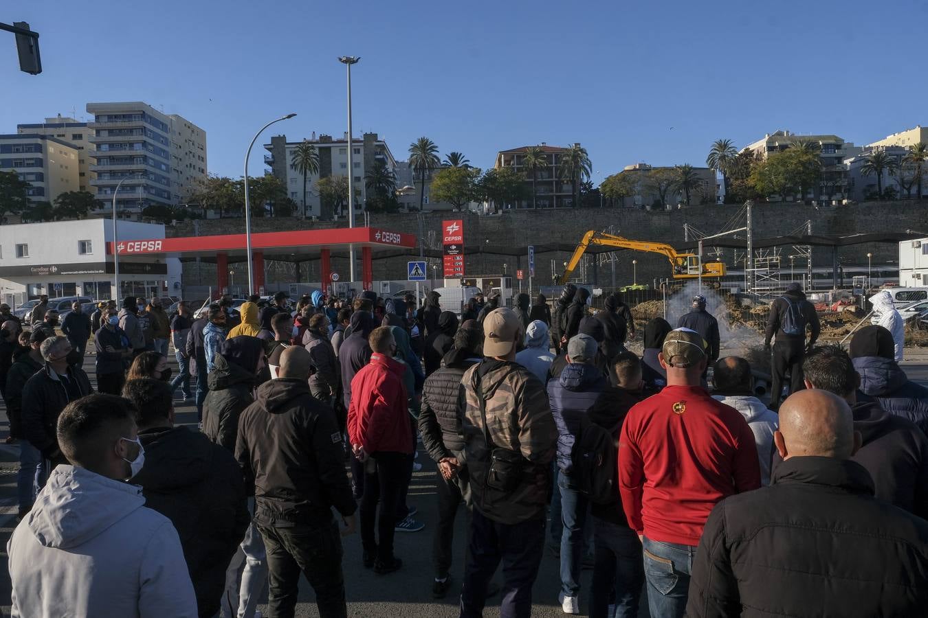 FOTOS: Los trabajadores del Metal cortan las tres principales vías de Cádiz y generan un caos de tráfico