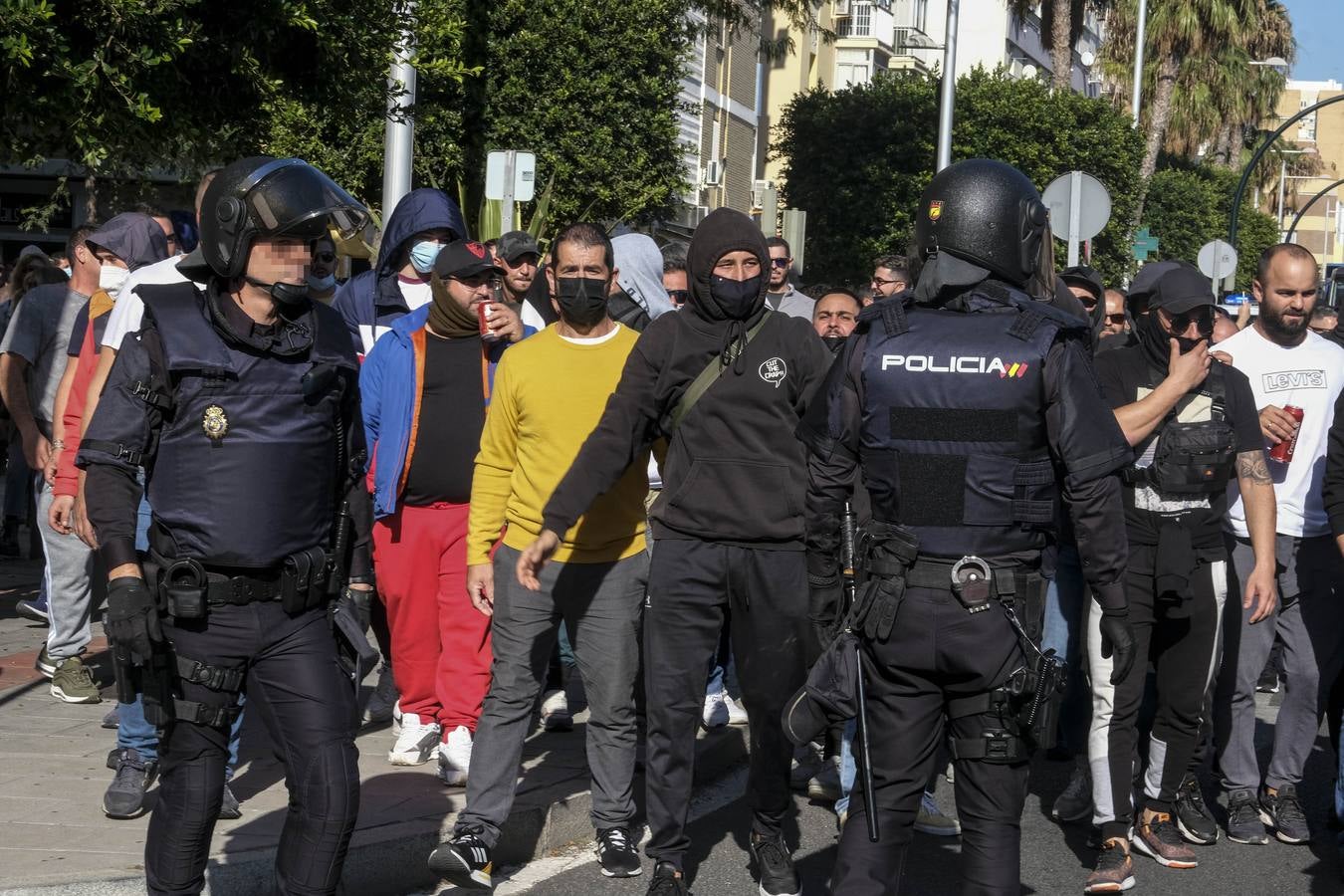 FOTOS: Los trabajadores del Metal cortan las tres principales vías de Cádiz y generan un caos de tráfico