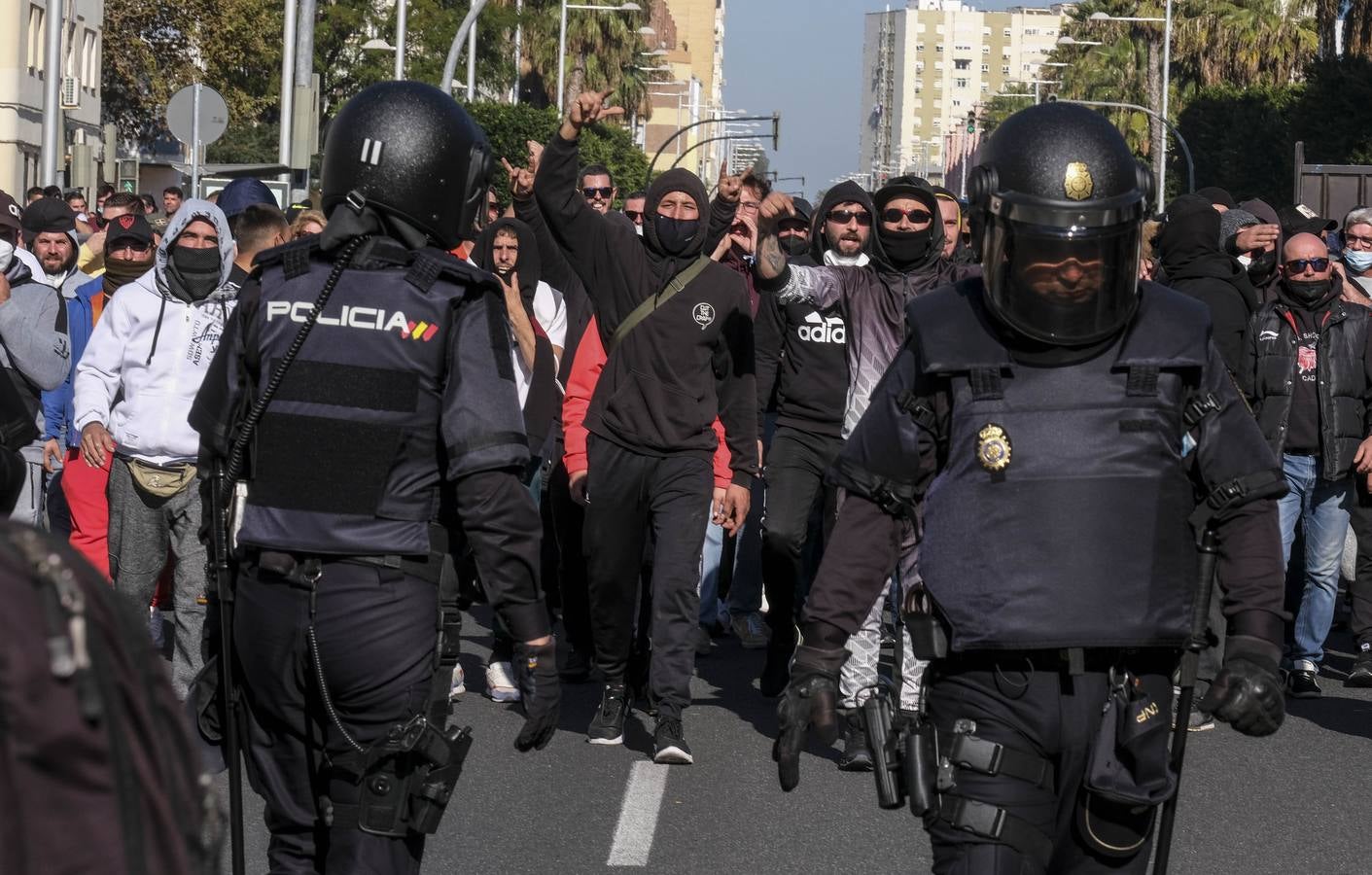 FOTOS: Los trabajadores del Metal cortan las tres principales vías de Cádiz y generan un caos de tráfico