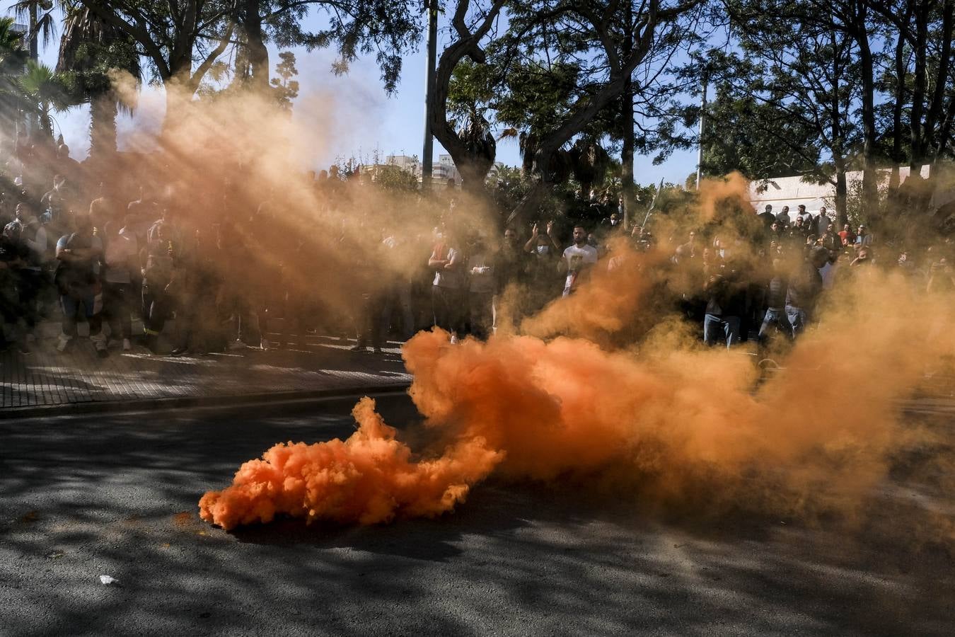 FOTOS: Los trabajadores del Metal cortan las tres principales vías de Cádiz y generan un caos de tráfico