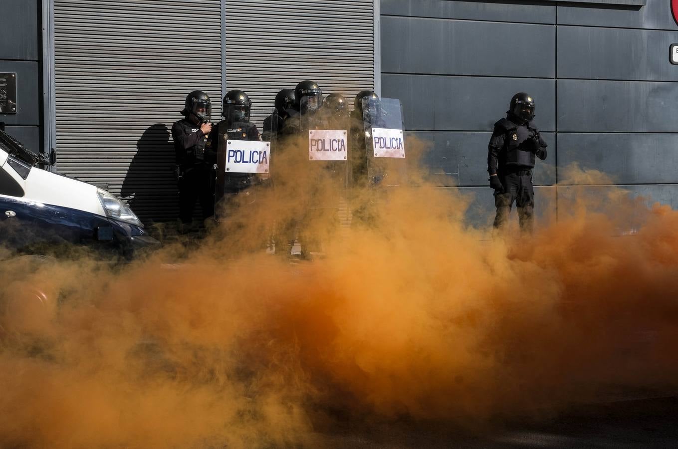 FOTOS: Los trabajadores del Metal cortan las tres principales vías de Cádiz y generan un caos de tráfico