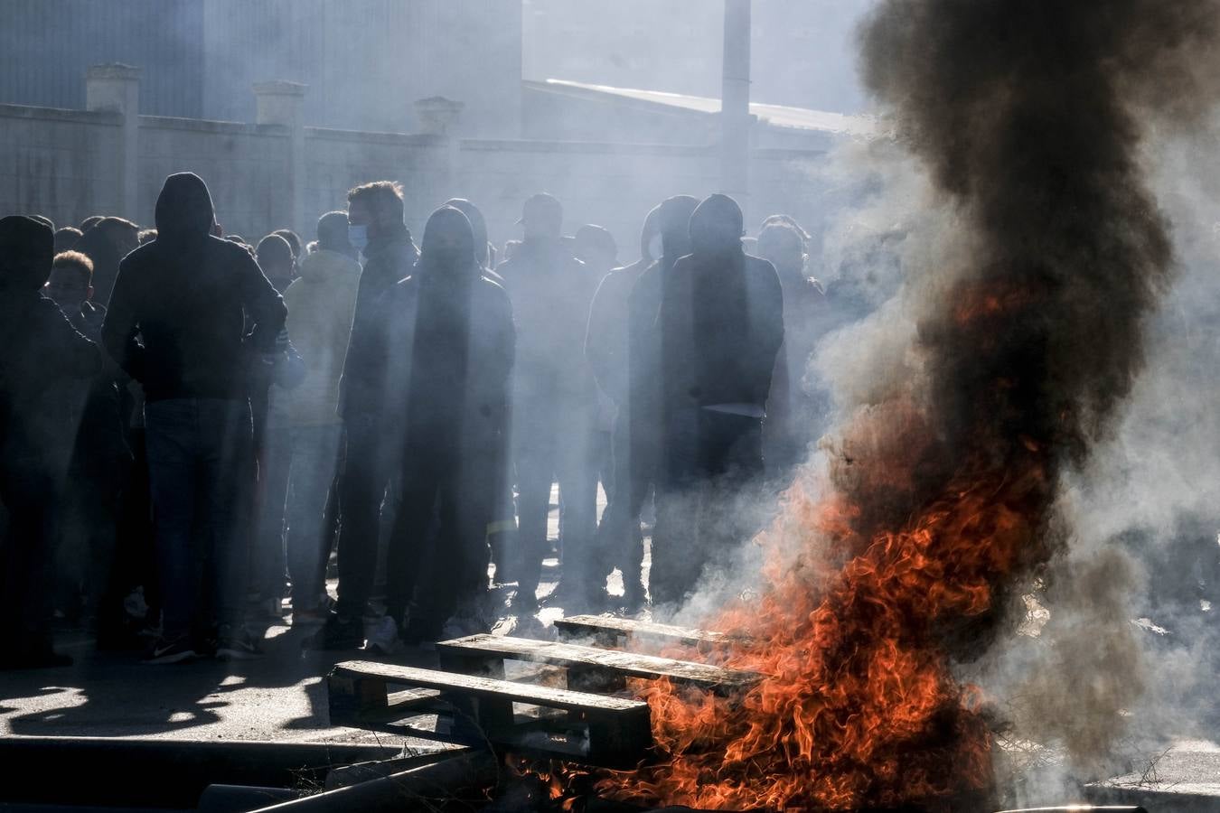 FOTOS: Los trabajadores del Metal cortan las tres principales vías de Cádiz y generan un caos de tráfico