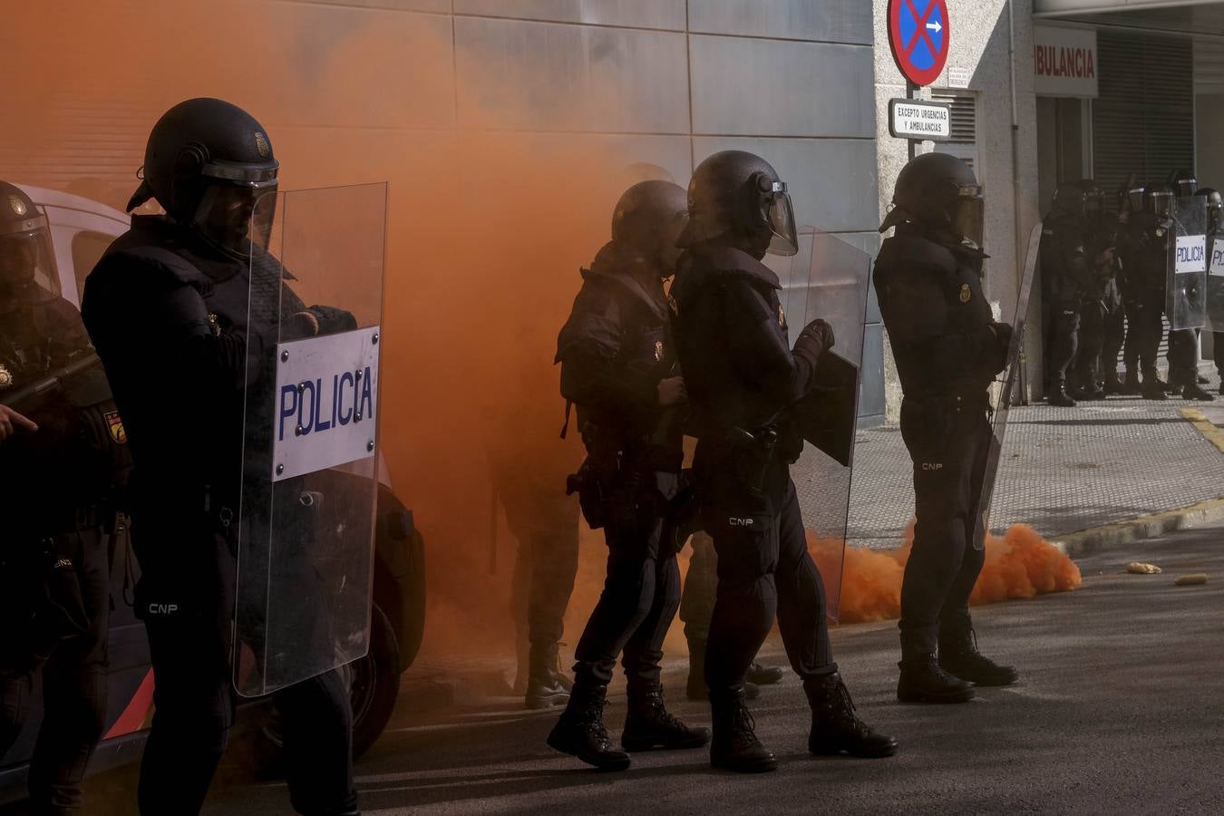 FOTOS: Los trabajadores del Metal cortan las tres principales vías de Cádiz y generan un caos de tráfico