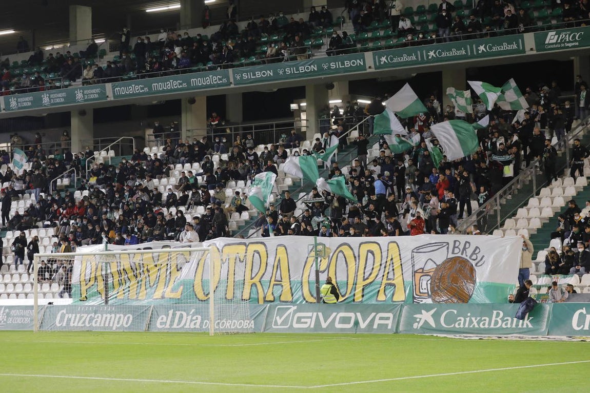 Las mejores imágenes y el ambiente en la grada del Córdoba CF - CD Ebro
