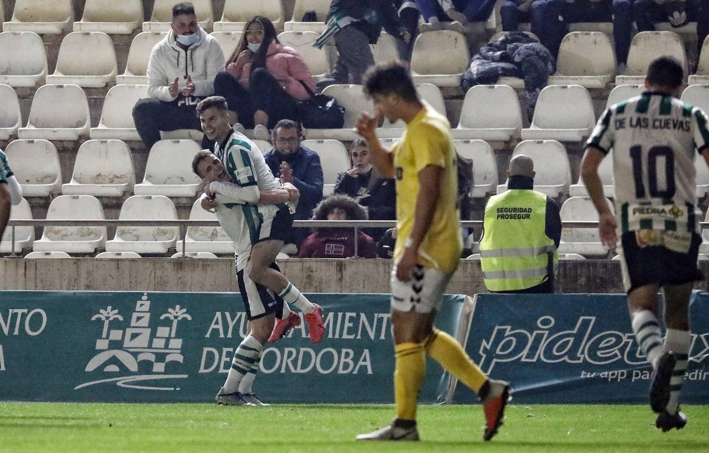 Las mejores imágenes y el ambiente en la grada del Córdoba CF - CD Ebro