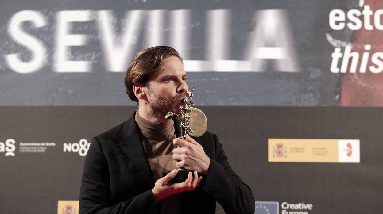 Daniel Brühl recibe el Premio Ciudad de Sevilla, en imágenes