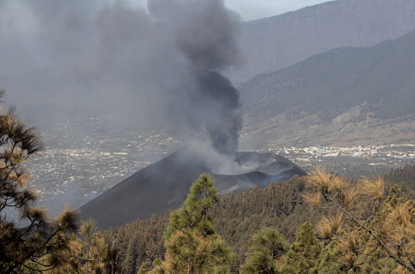 Rodeando el volcán hacia el sur, y desde una posición un poco más elevada, vemos un cono perfecto y el municipio de Los Llanos detrás a poquísimos kilómetros en línea recta. 