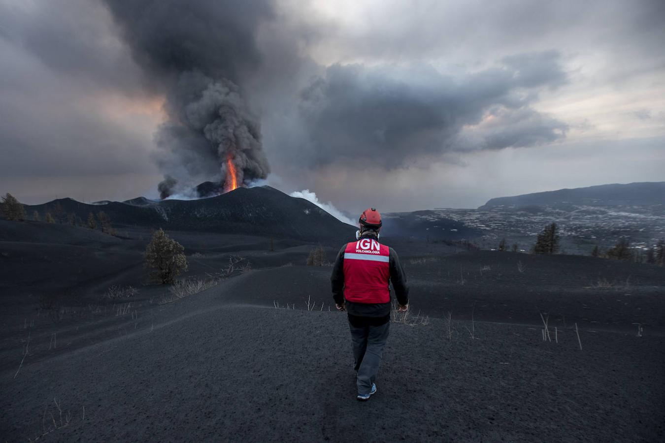 Descendemos del coche al pie del volcán, que expulsa material a más de 100 grados de temperatura. El punto más alto del cono está a 1.150 metros. El vulcanólogo Stravos Meletlides camina sobre las cenizas hipnotizado por el espectáculo. 