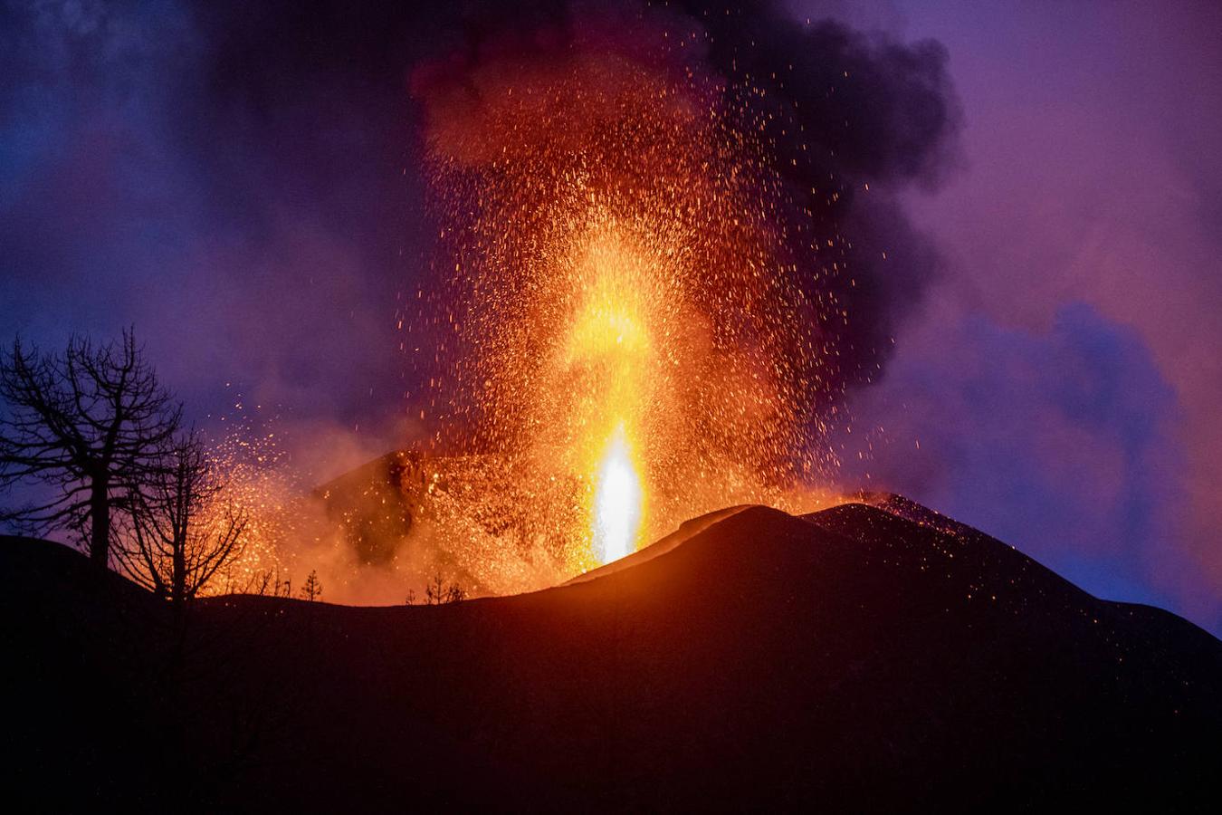El juego de luces del atardecer hace que la erupción sea un espectáculo único y contradictorio con el daño que produce, una naturaleza bella y destructiva. 