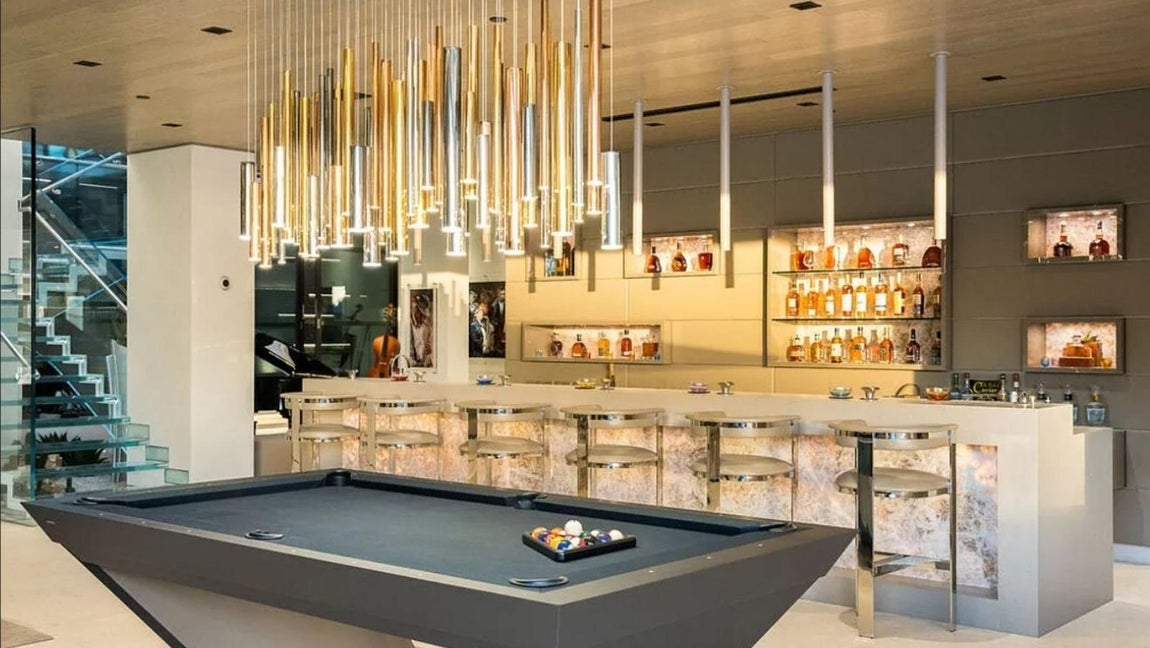 Así es por dentro la mansión más lujosa de Malibú. En una residencia de estas dimensiones no faltan los espacios de ocio, y esta casa cuenta con una zona de juegos, un bar, una sala de cine y diversos salones. Además, todo se controla por domótica.